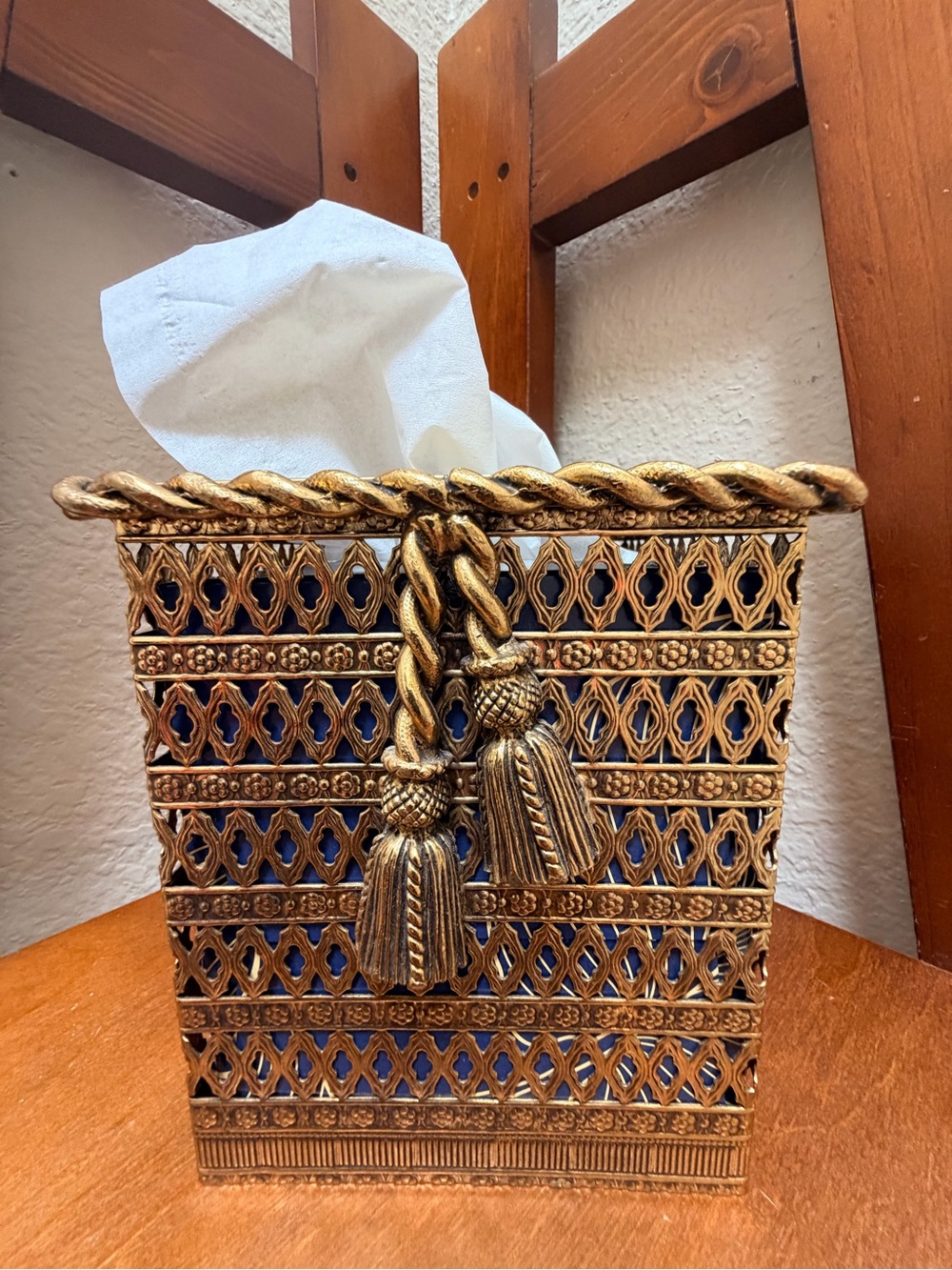 🔹Vintage  Hollywood Regency style tissue box holder.